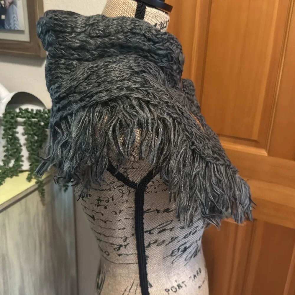 🆕 Chunky Knit Gray/Black Cowl/Scarf with Wooden Like Large Buttons - Picture 6 of 14